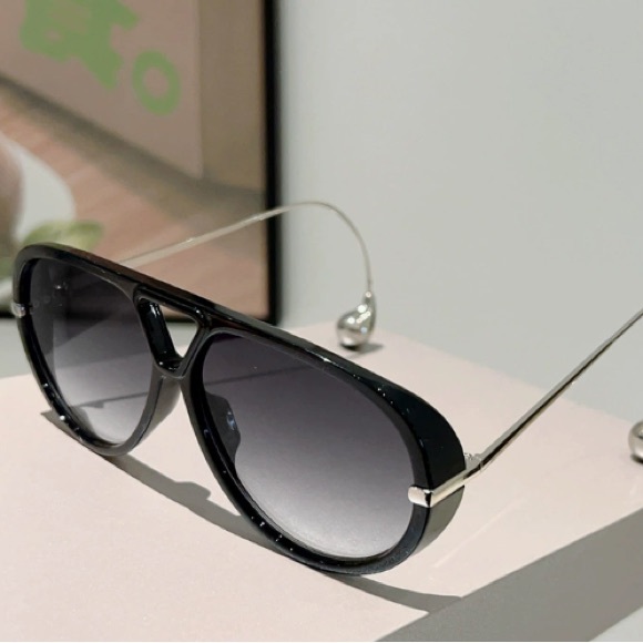 Men's Black Aviator-Style Sunglasses with Gradient Gray Lenses